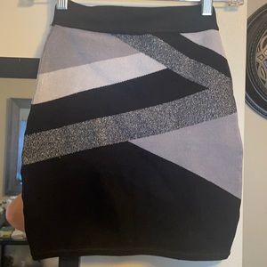 Great quality! I love it. It’s just too small. Grey, silver, and black skirt.